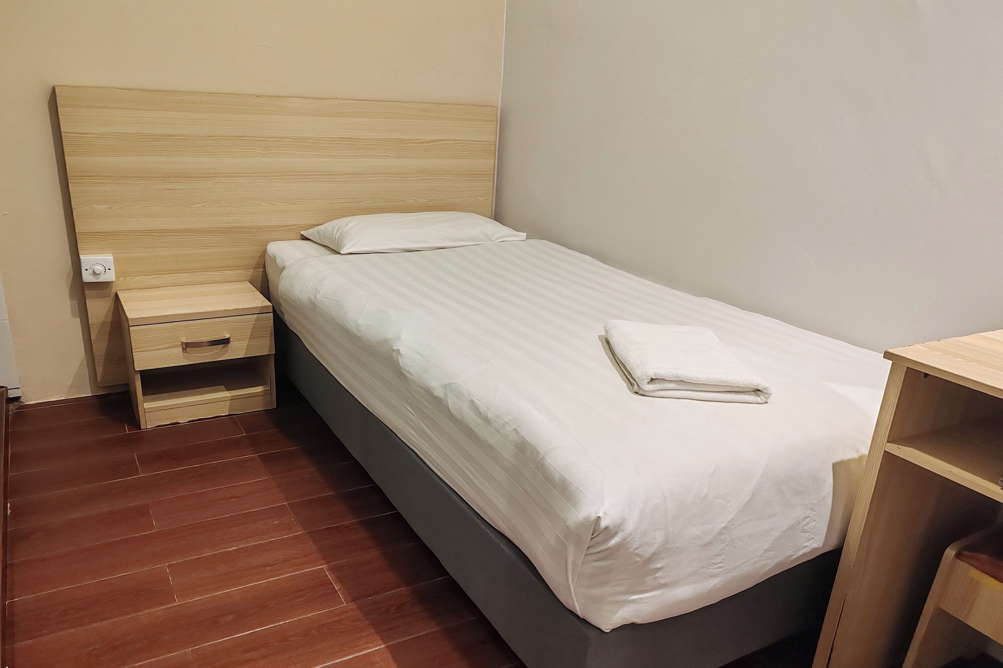 ROOM, SINGLE