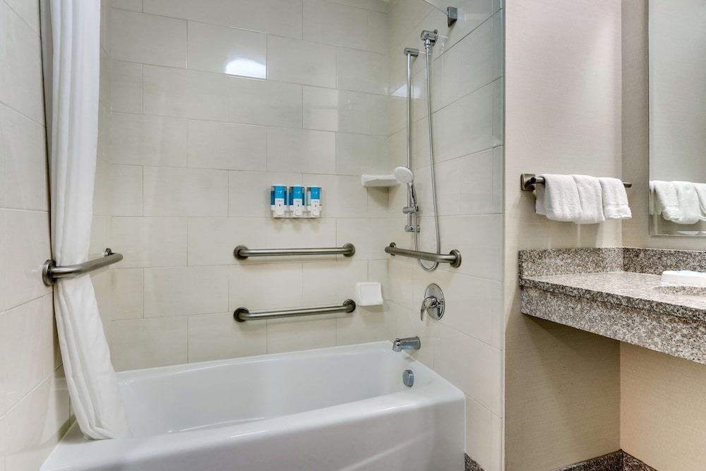 Drury Inn & Suites Orlando 58/60