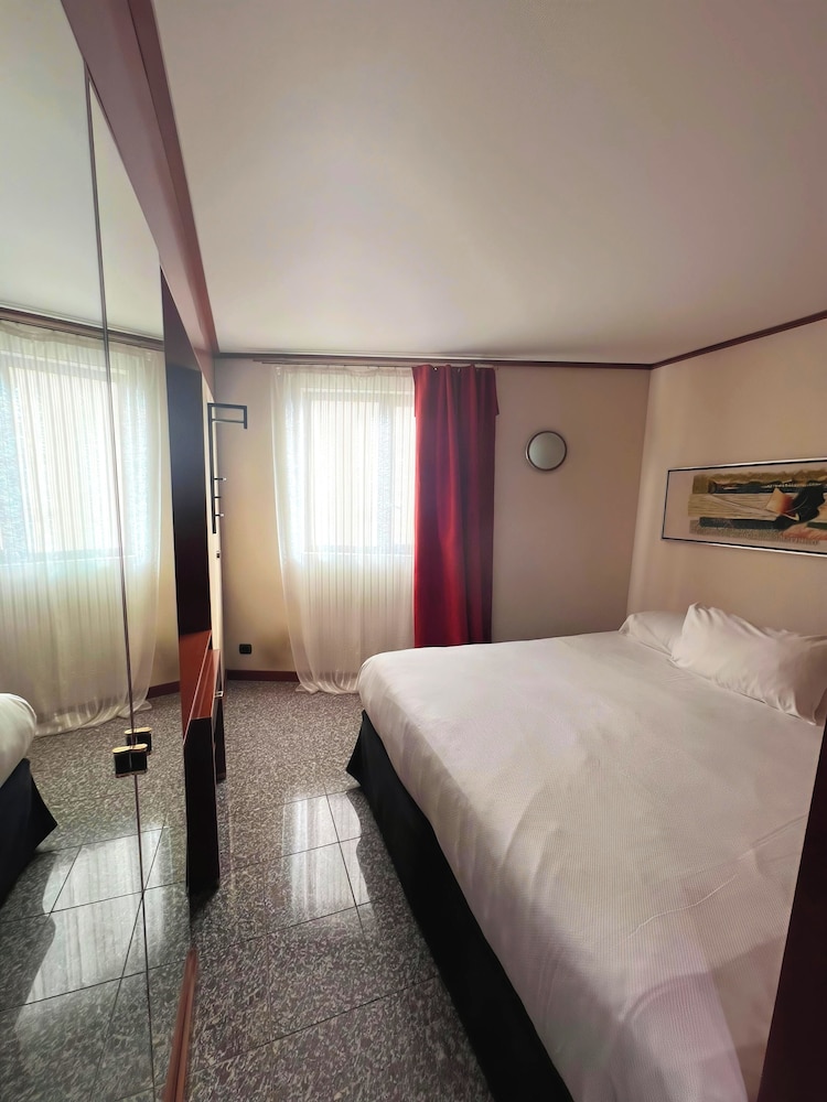 Hotel Goldstar Resort And Suites 13/50