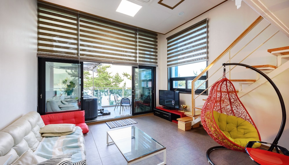 Tongyeong Honey Spa Pension 10/50