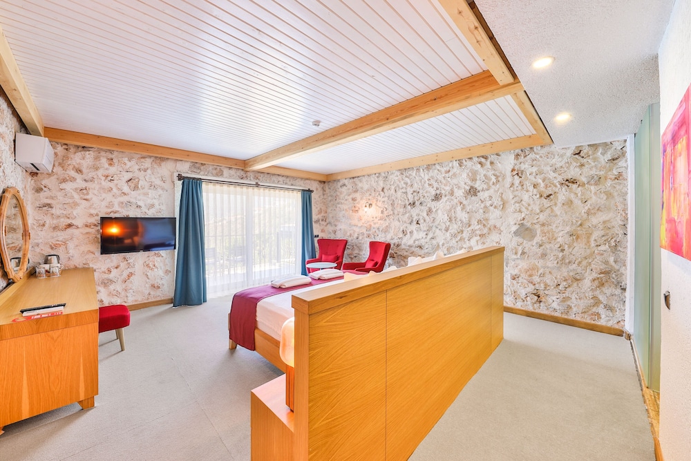 Atalante Hotel 8/50