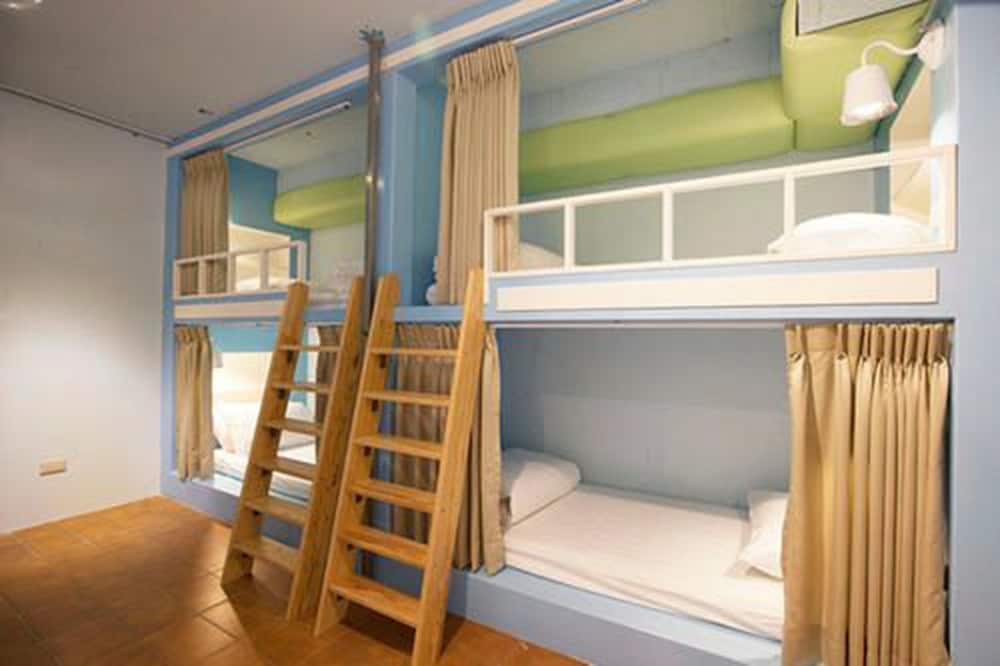 Mr Lobsters Secret Den Design Hostel 43/63