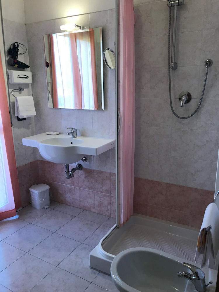 Deluxe, Double Bed, Hill View، Garden Hotel Tabiano 3/4