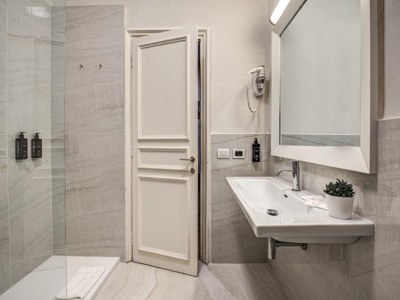 غرفة كومفورت مفردة، Majestic Palace Sorrento, Curio Collection by Hilton 3/3