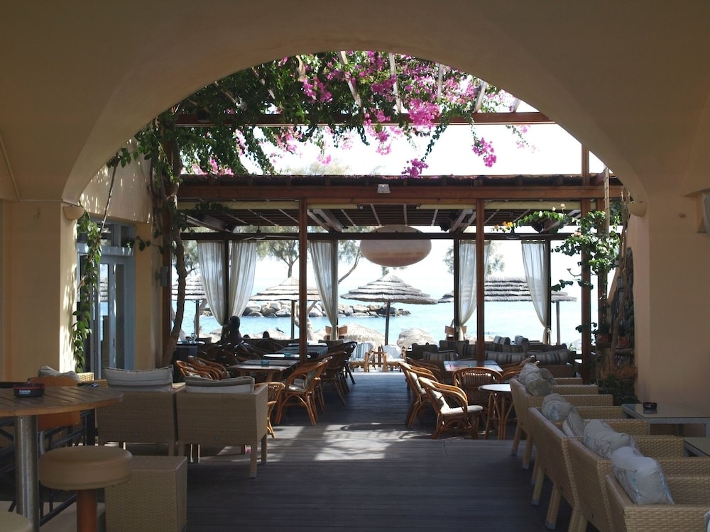 Levante Beach Hotel 55/65