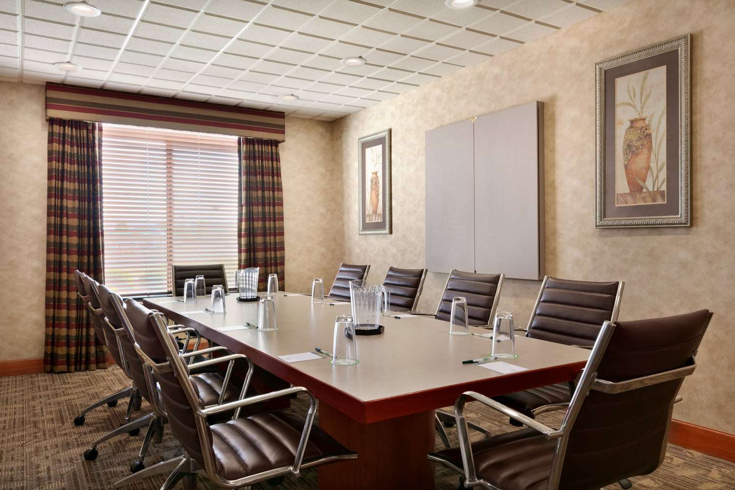 Wingate by Wyndham Vienna Parkersburg 43/48