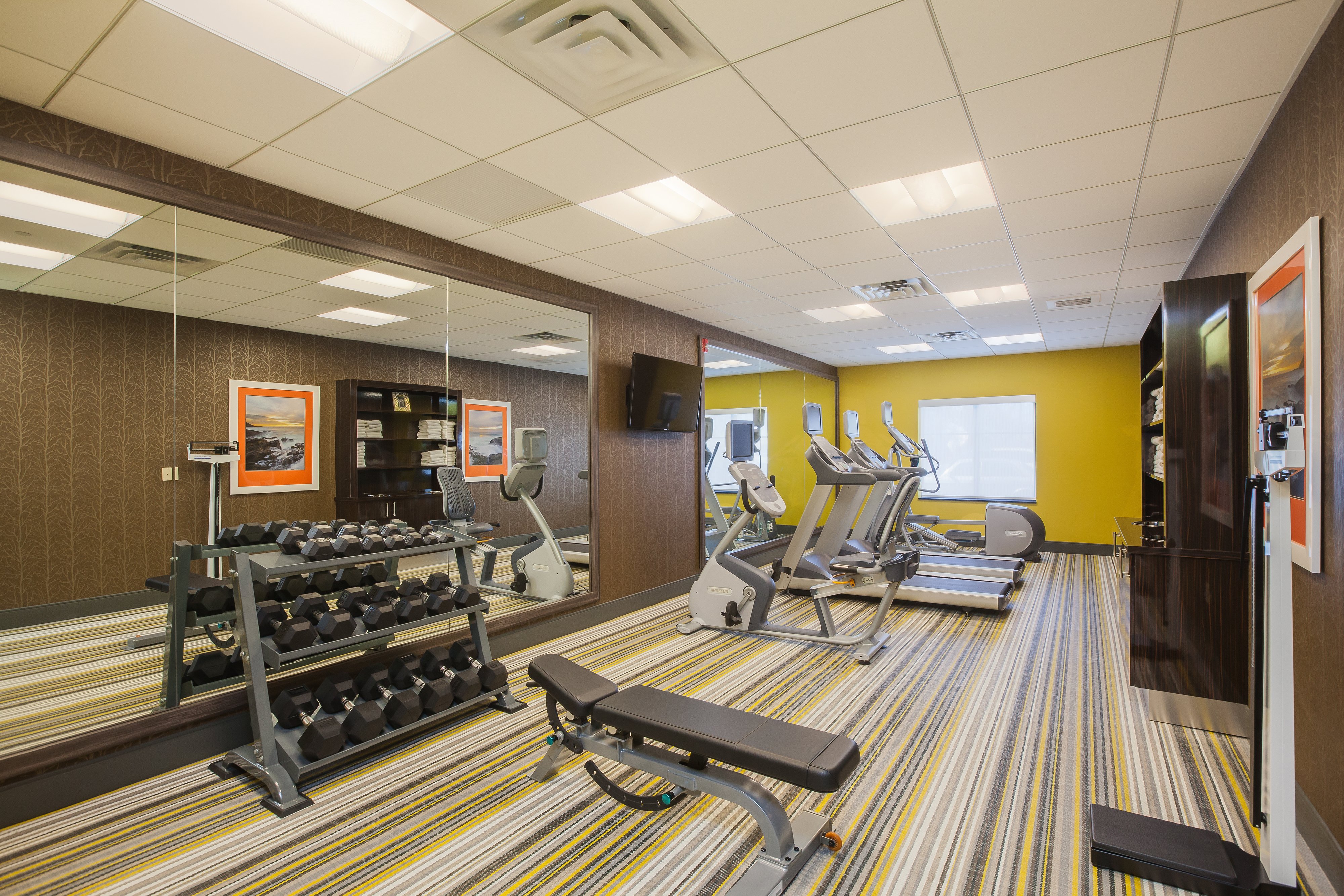 Holiday Inn Express Suites Eureka 30/56