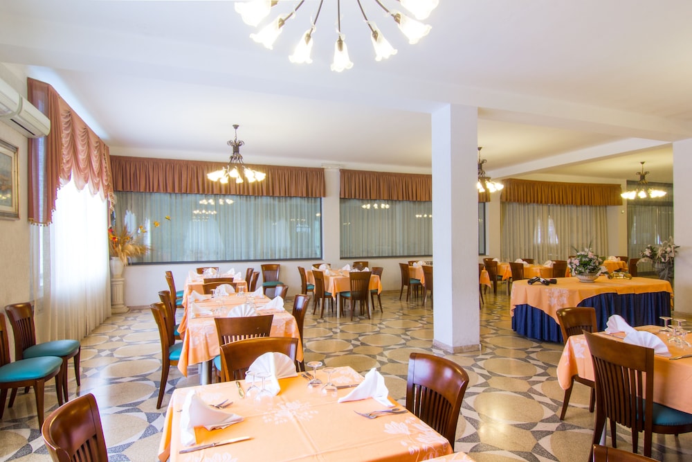 Racar Hotel &amp; Resort 23/45