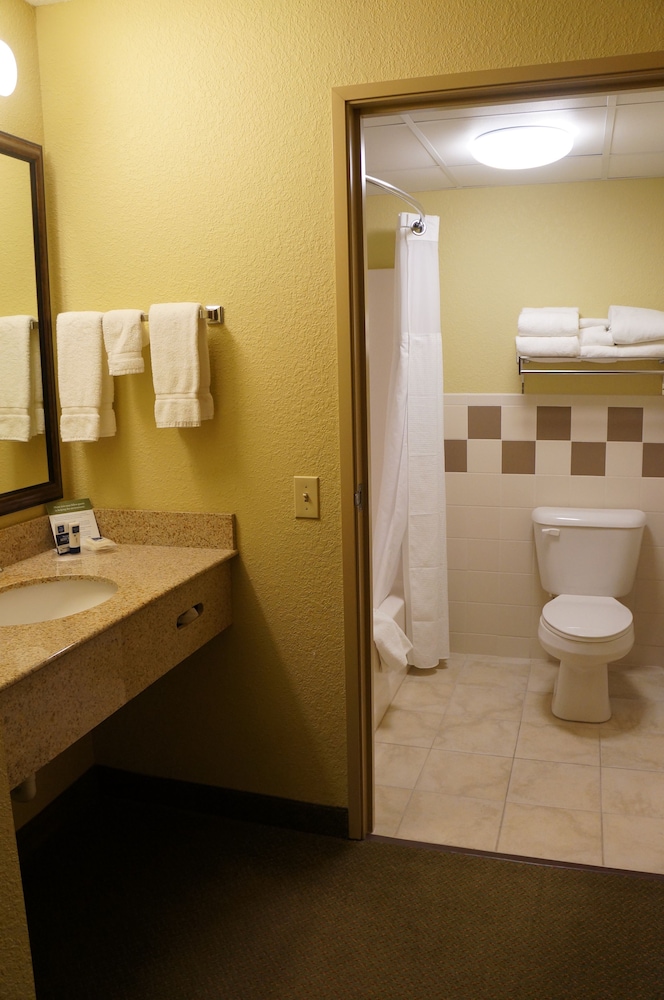 غرفة تنفيذية بسرير كينج، AmericInn by Wyndham Newton 2/3
