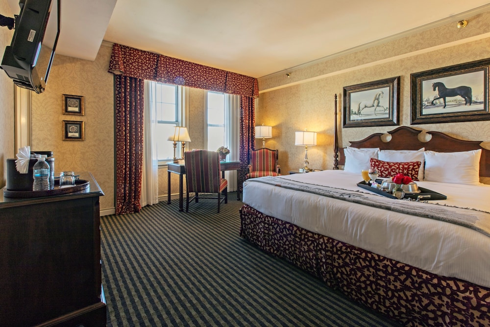 DELUXE, KING BED