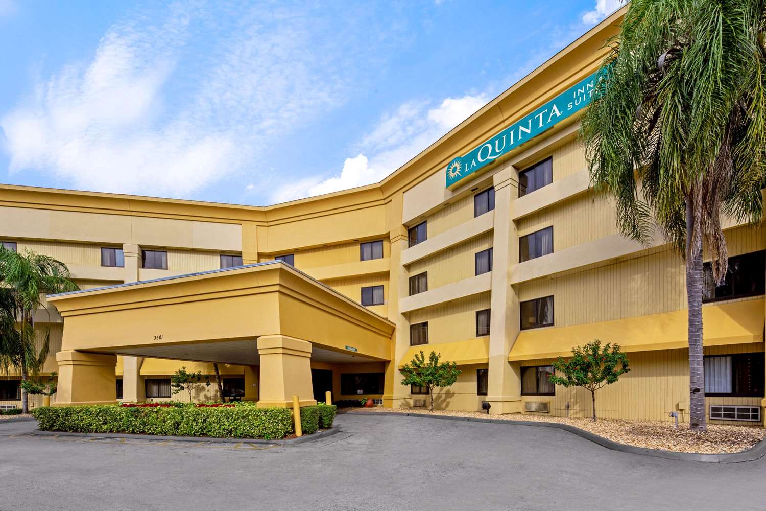 La Quinta Inn & Suites by Wyndham Miami Airport East 5/52