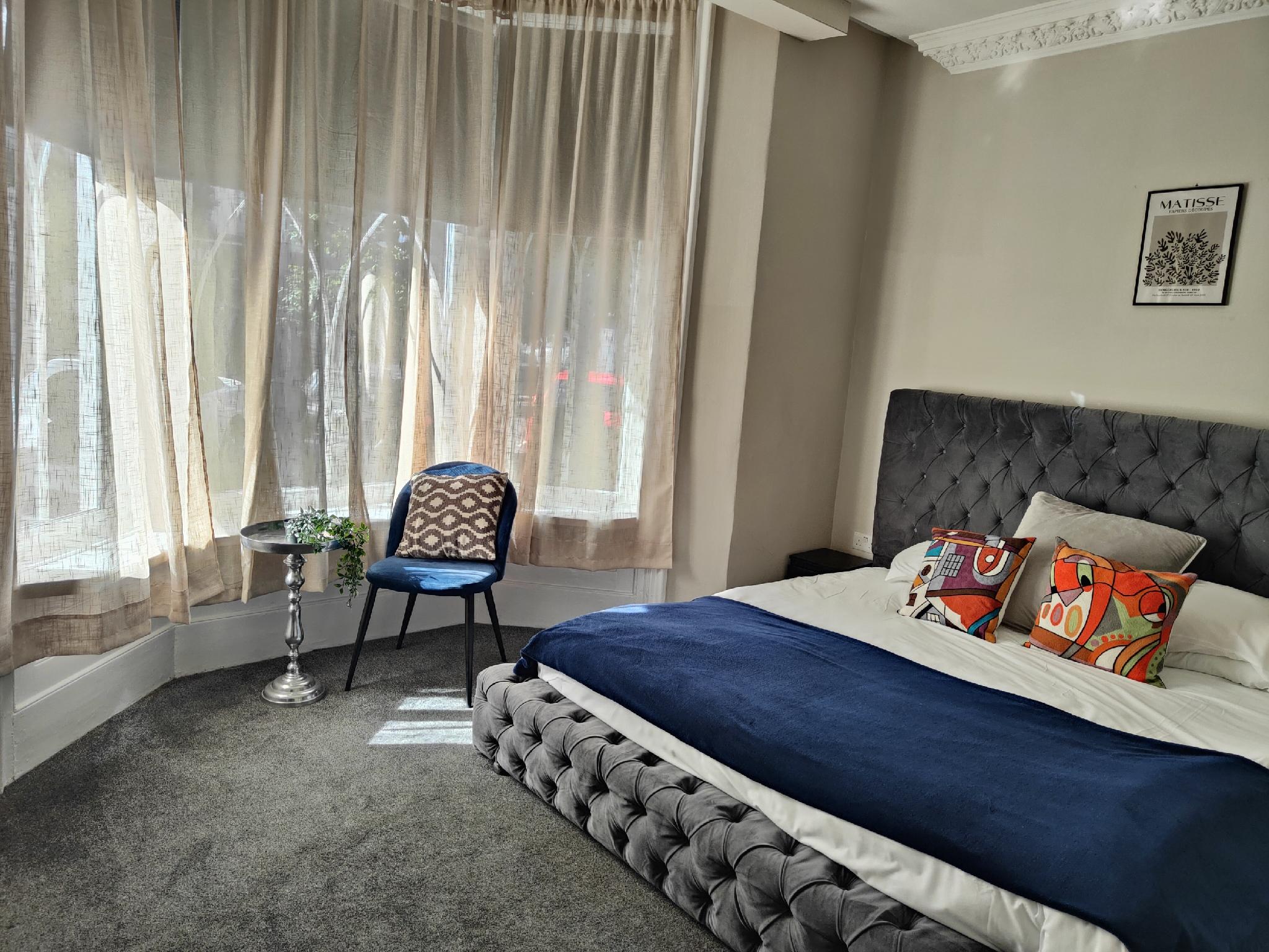 Economy, King Bed, Street View, Ground Floor