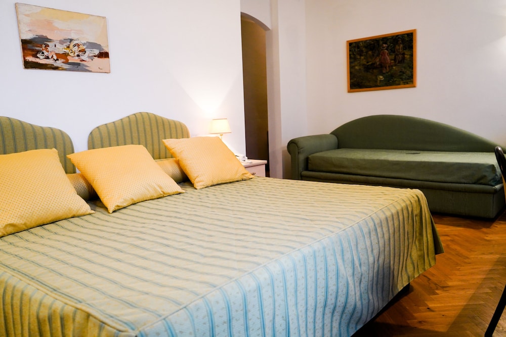 DELUXE, DOUBLE OR TWIN BED