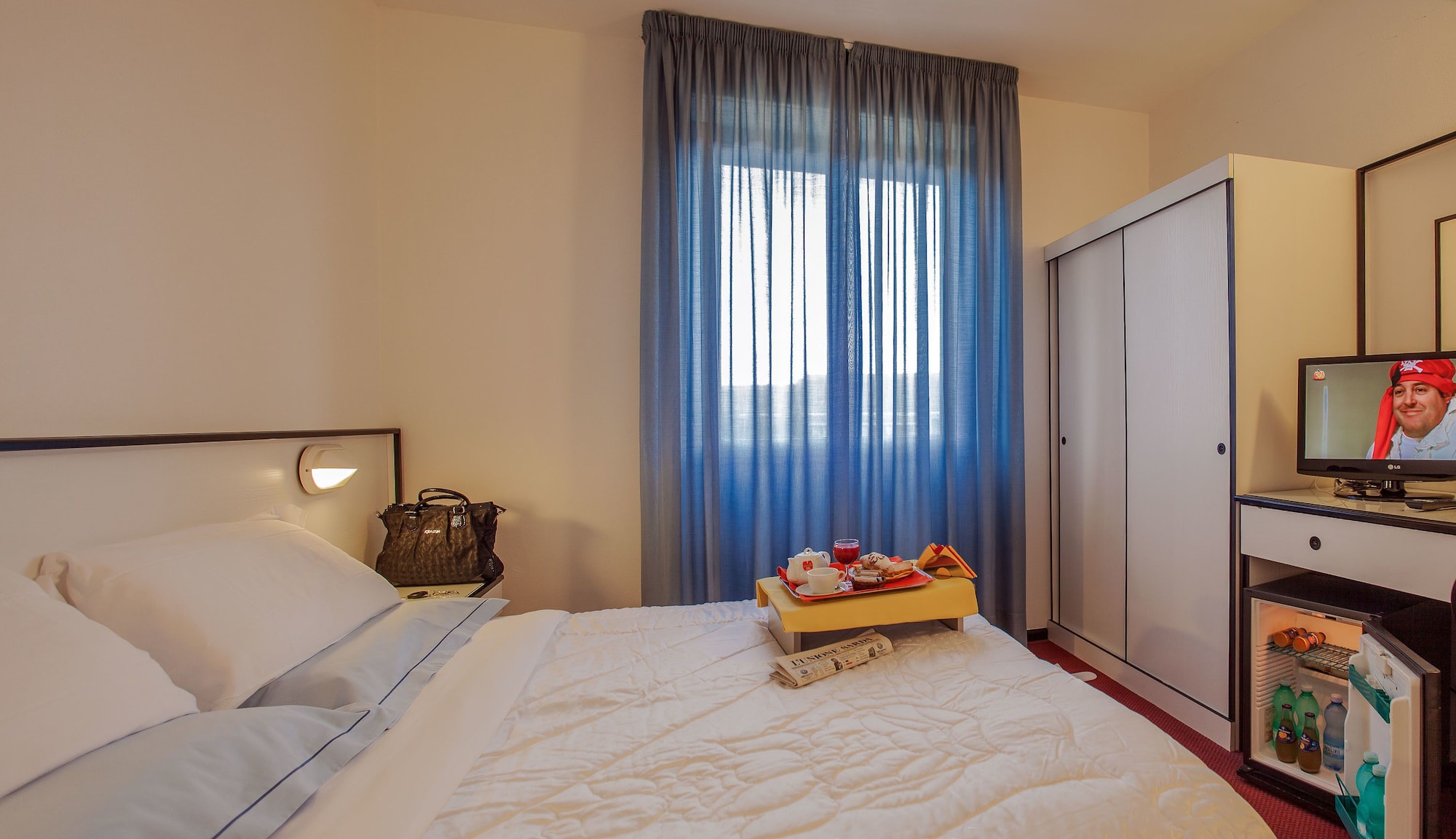 ROOM, DOUBLE BED