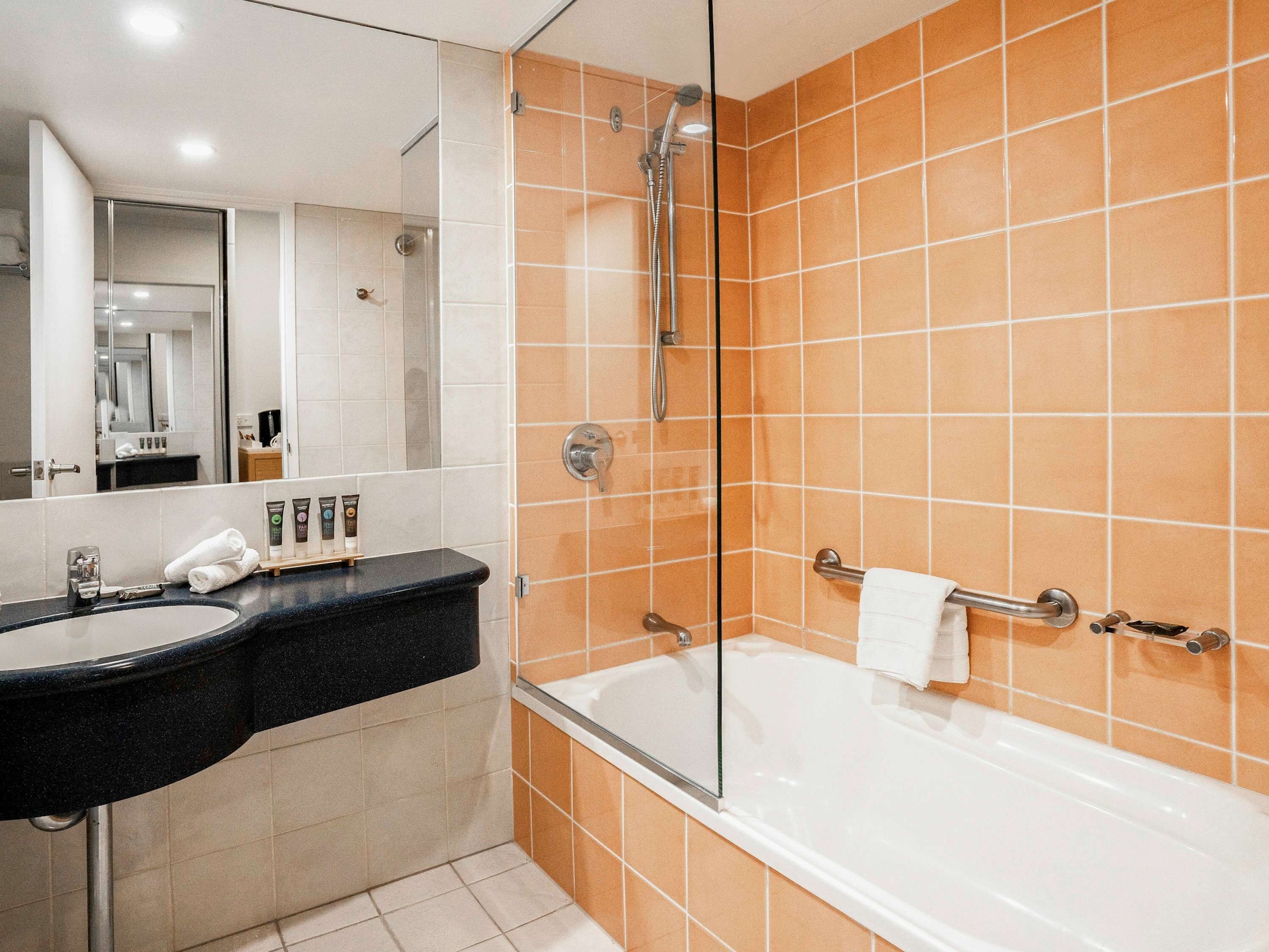 غرفة قياسية بسريرين مزدوجين بإطلالة على المسبح، Novotel Cairns Oasis Resort 8/9