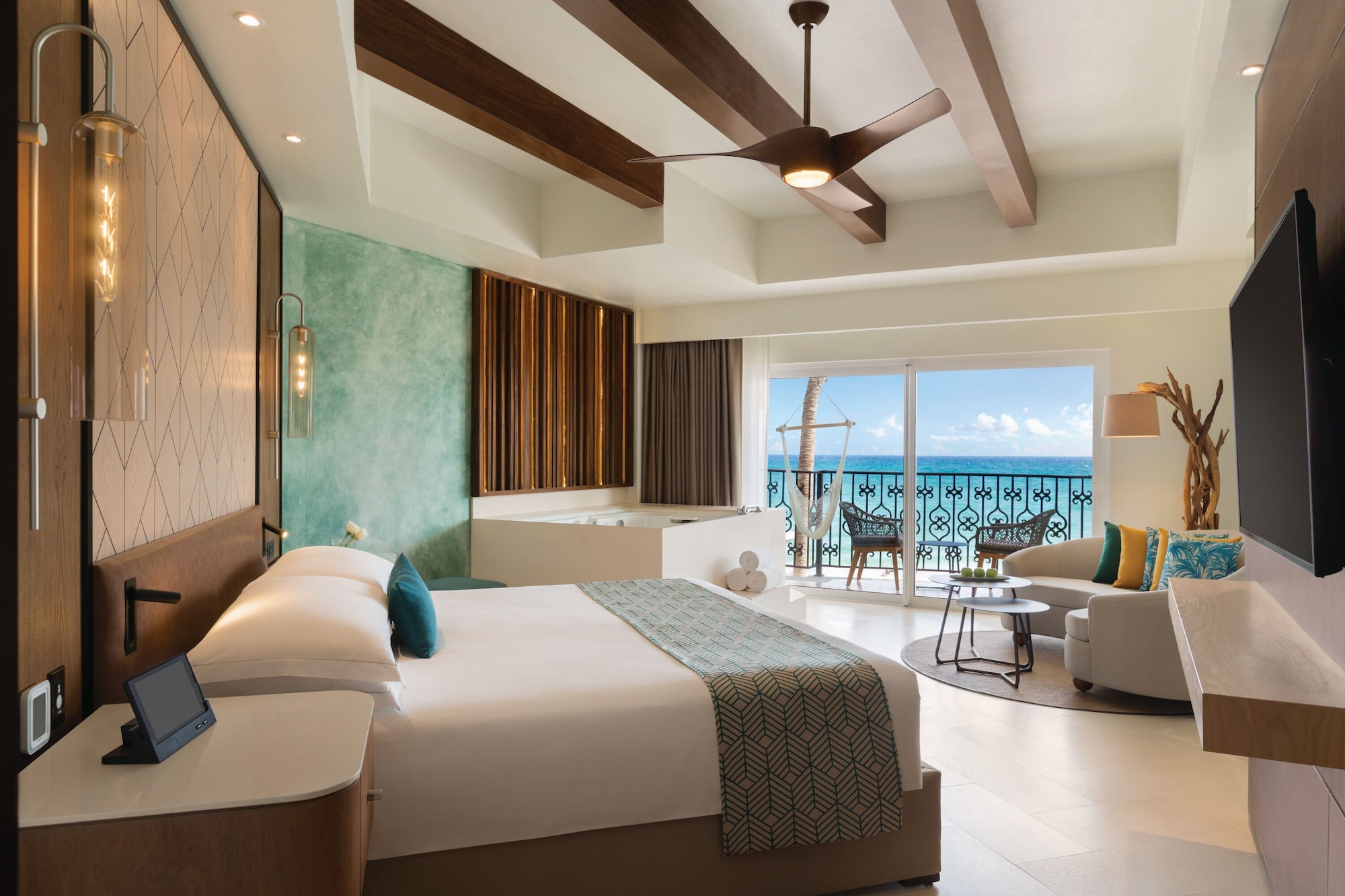 JUNIOR SUITE, KING BED, OCEAN FRONT