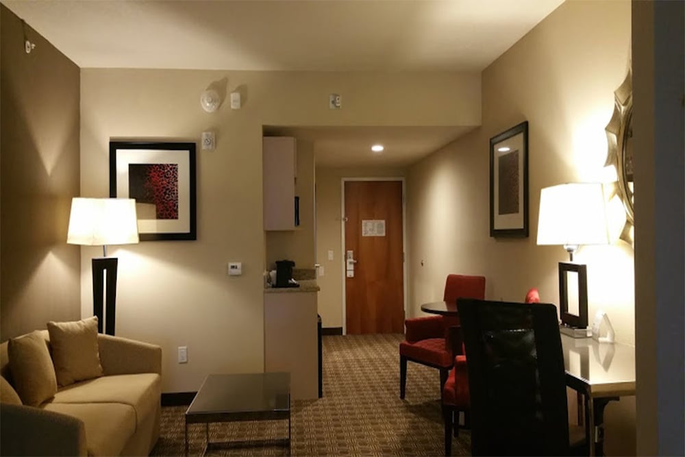 Holiday Inn Express Suites Lantana 35/57