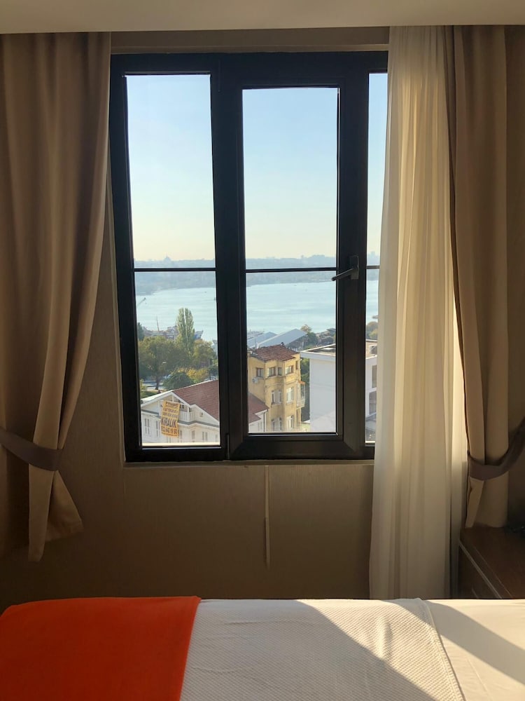 The Biancho Hotel Pera 48/73