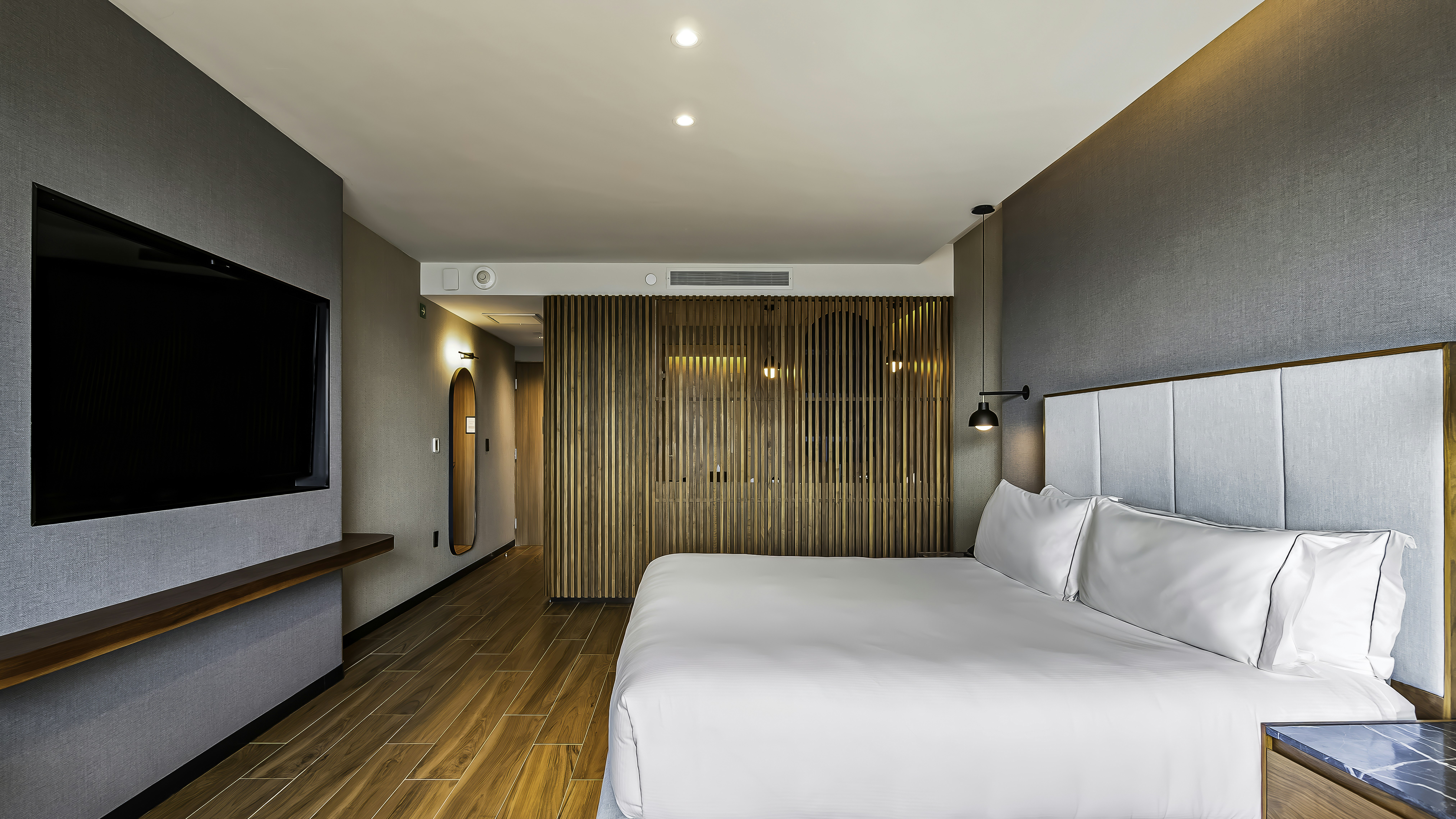 ROOM, KING BED
