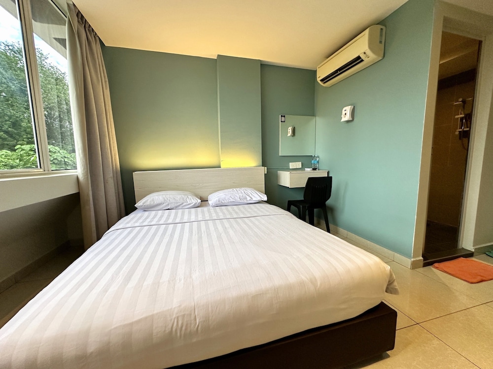 DELUXE, QUEEN BED