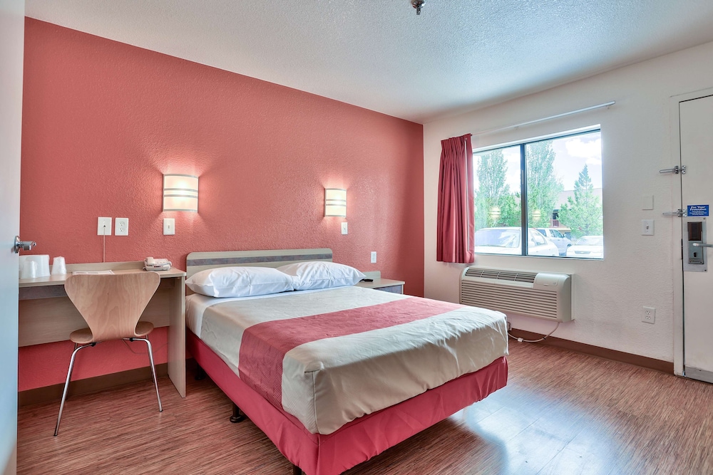 STANDARD, QUEEN BED