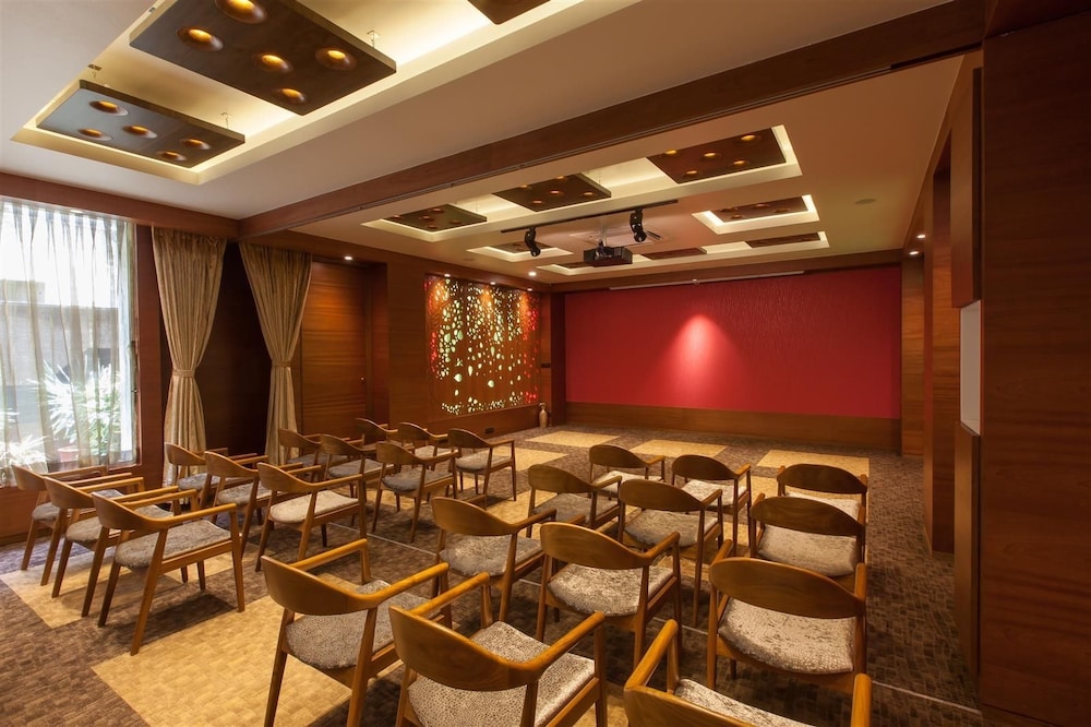 Hotel Cosmopolitan Ahmedabad 55/62