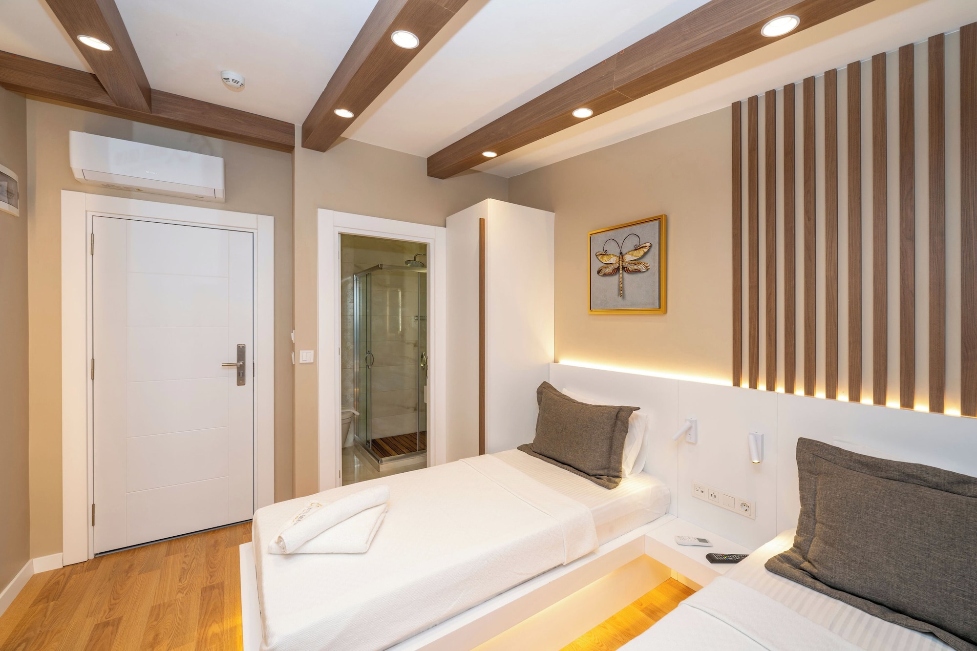 DELUXE, TWIN BEDS