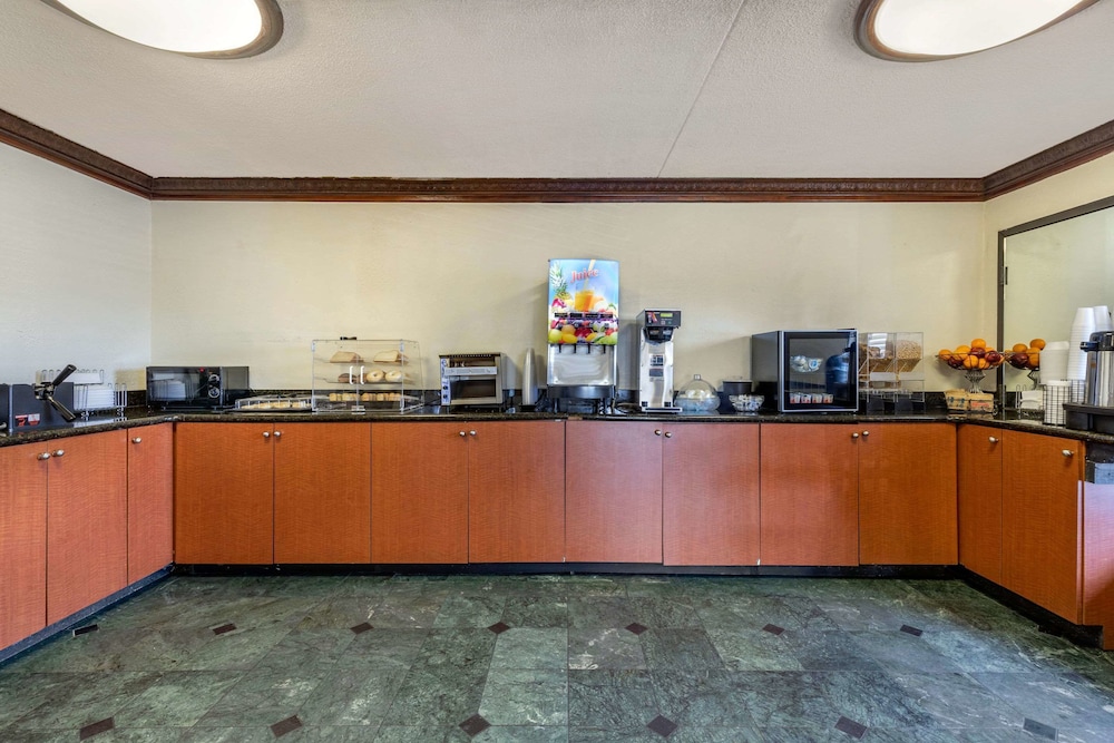 Econo Lodge Florence - Darlington photo3