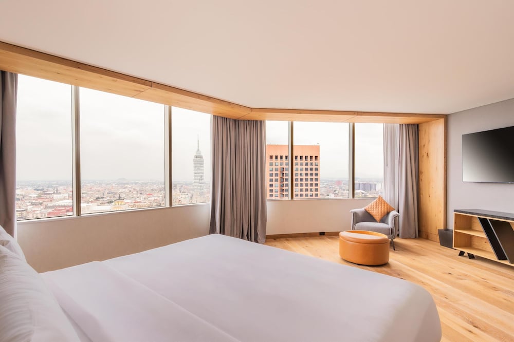 STUDIO, SUITE, KING BED