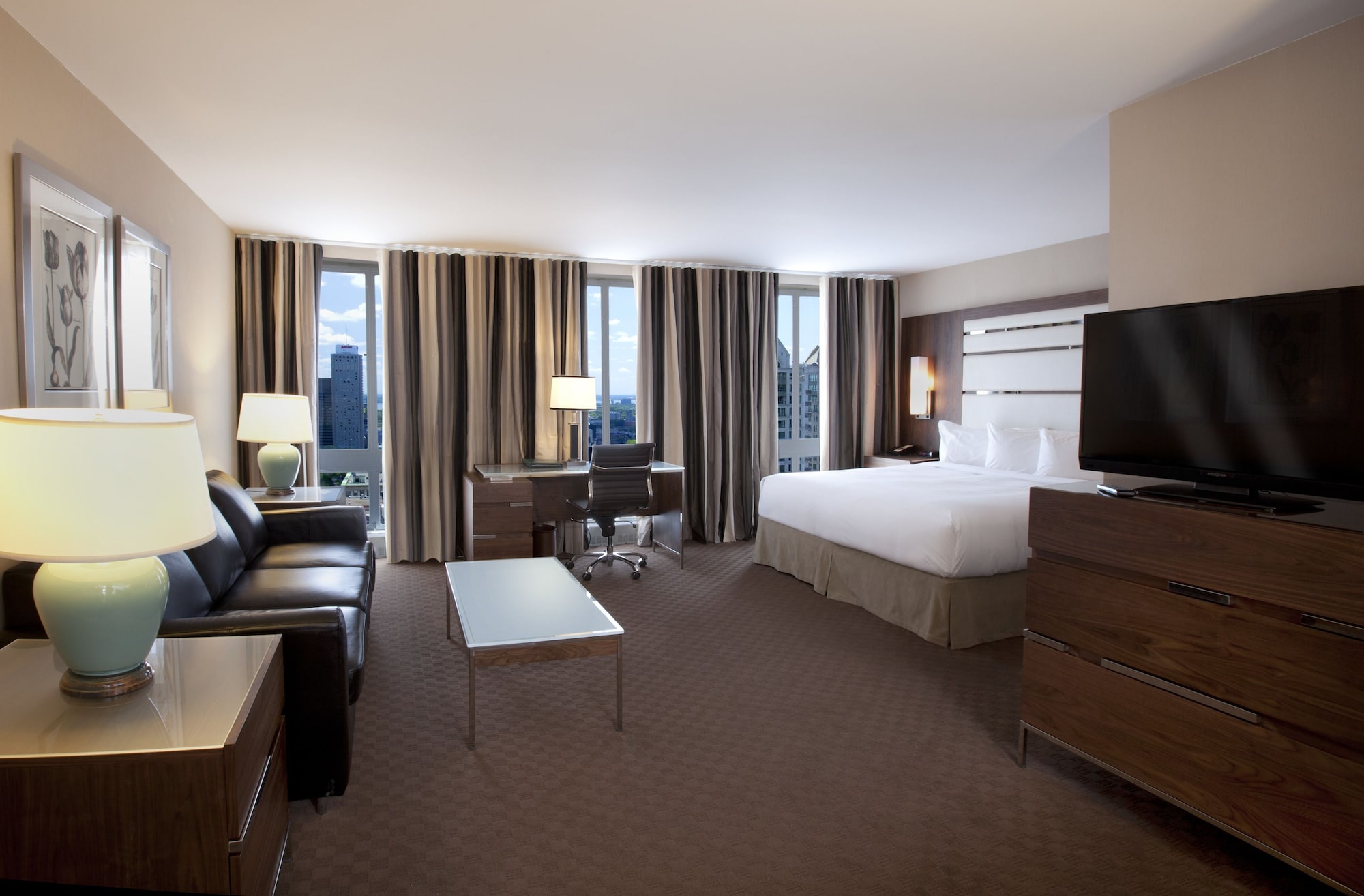 JUNIOR SUITE, KING BED, SOFA