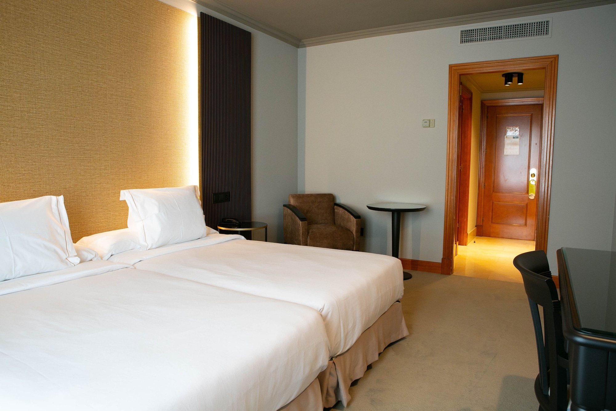 ROOM, QUEEN BED
