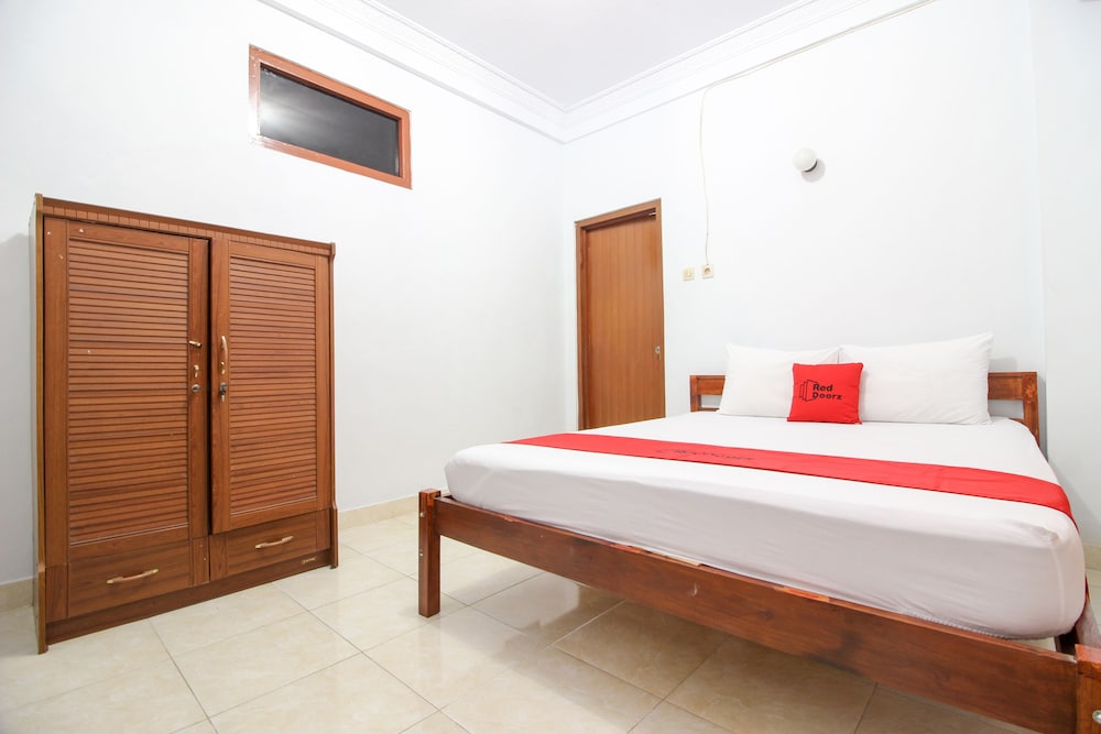 Reddoorz Plus Near Alun Alun Selatan 12/42