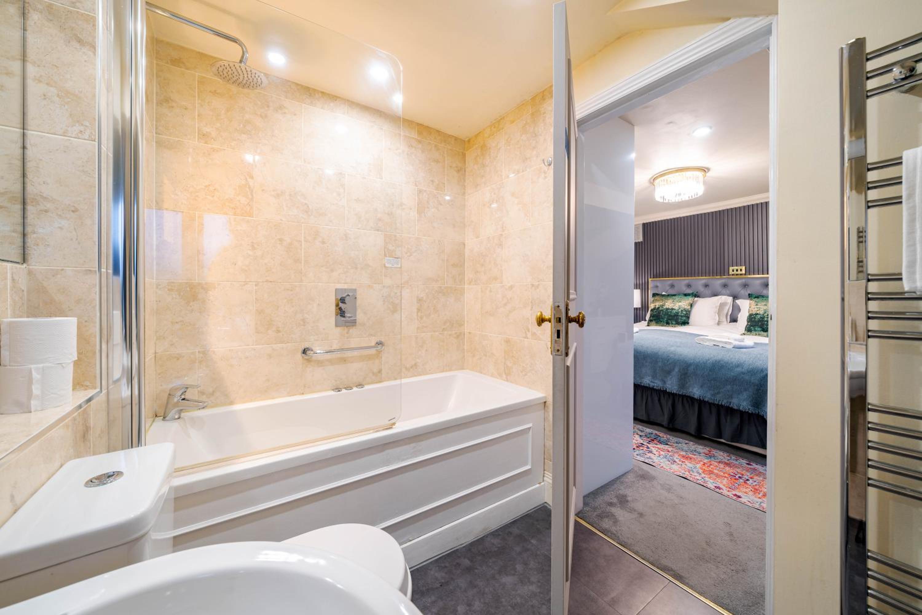 Waterhead Rooms & Suites - Parking and Light Breakfast 38/43