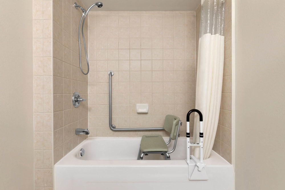 Days Inn by Wyndham Ottawa Airport 47/48