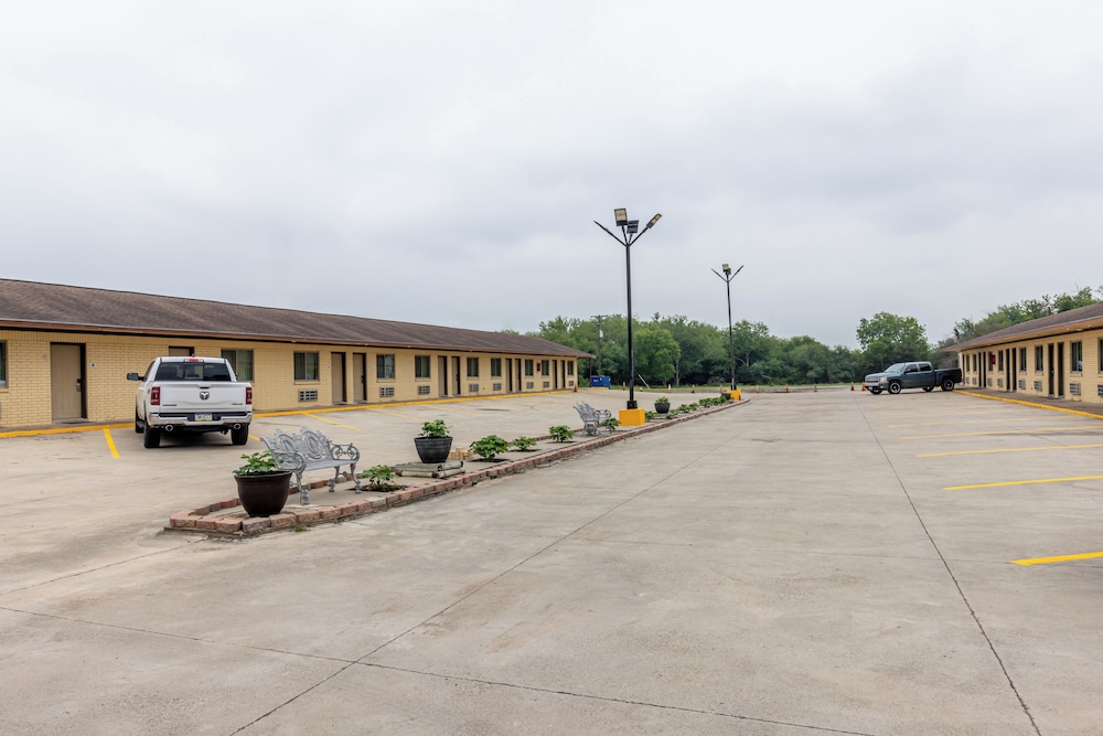 Freer Executive Inn and Studios by OYO 29/44