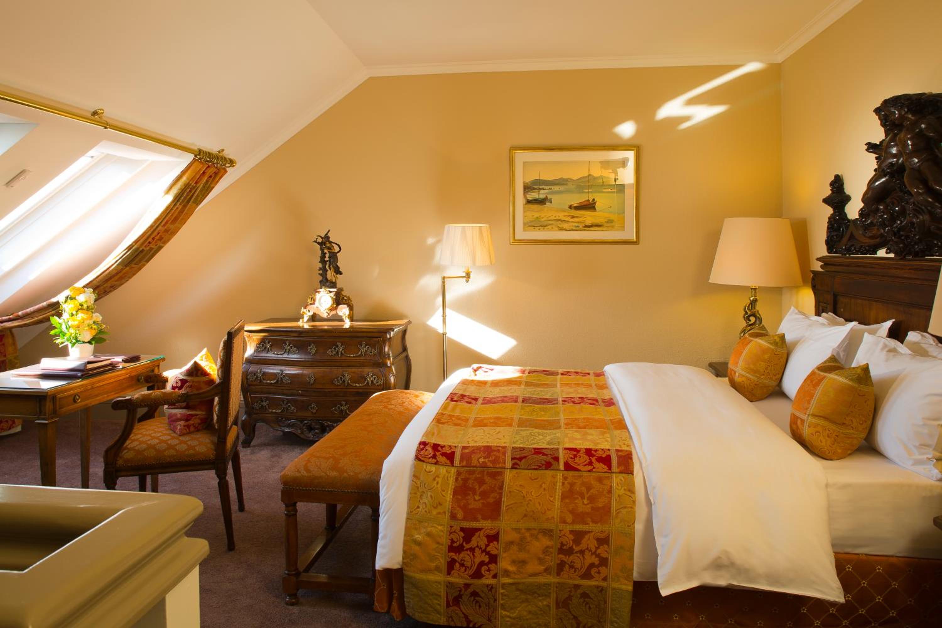 DUPLEX, SUITE, QUEEN BED