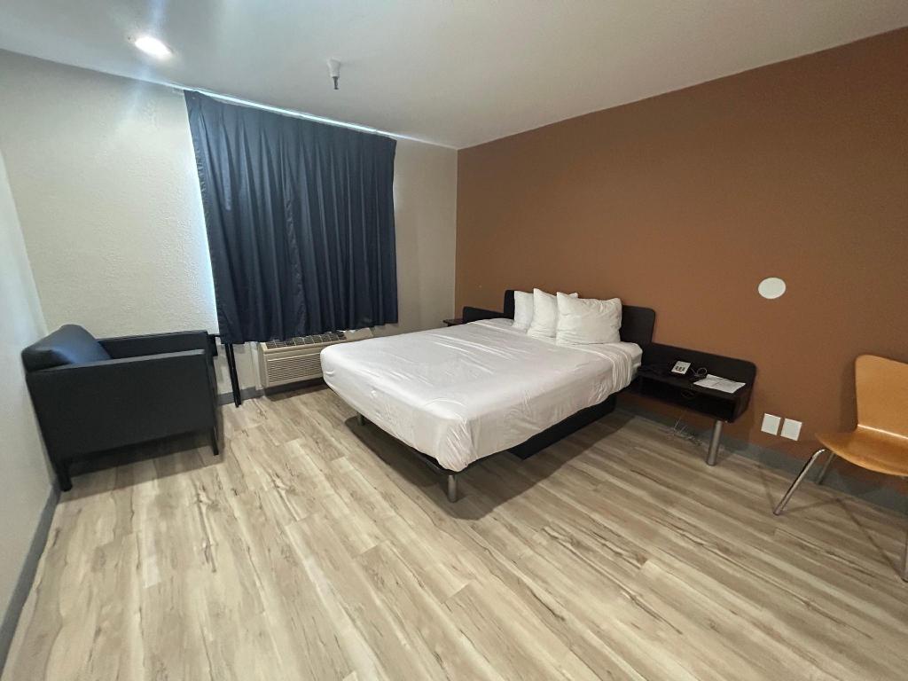 1 Queen Bed - ADA/Ri Shower/Nsmk/Kitchen