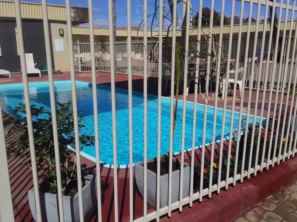 DESERT SAND MOTOR INN 14/25
