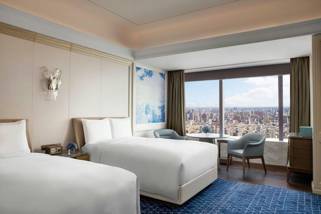 Guest Room, Deluxe, Twin Beds, City View, Club Floor