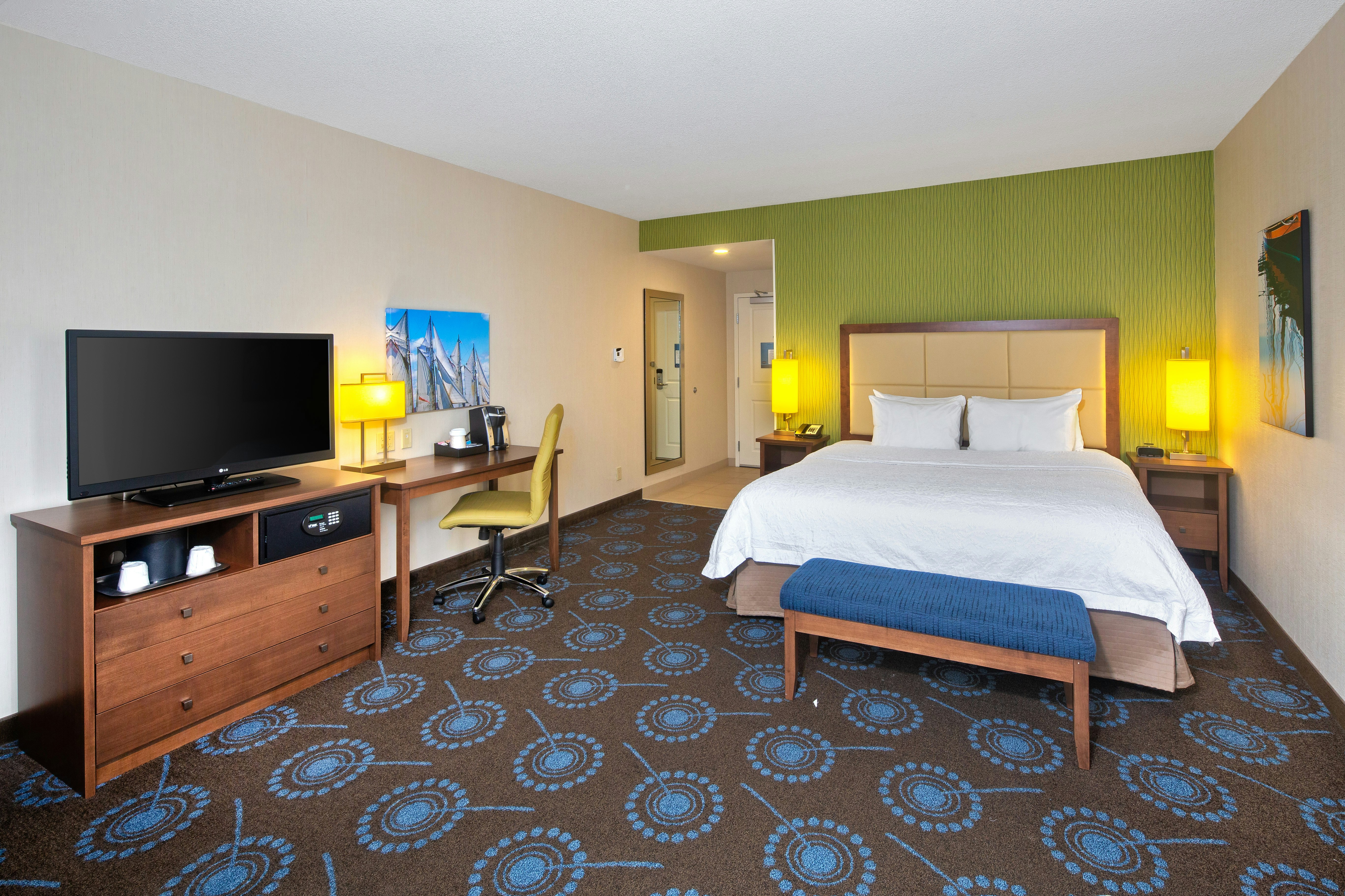غرفة بسرير كينج