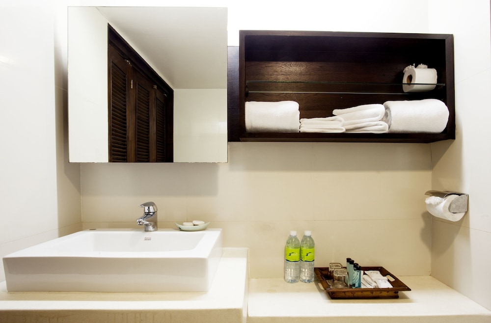 SAFARI BEACH HOTEL 45/48