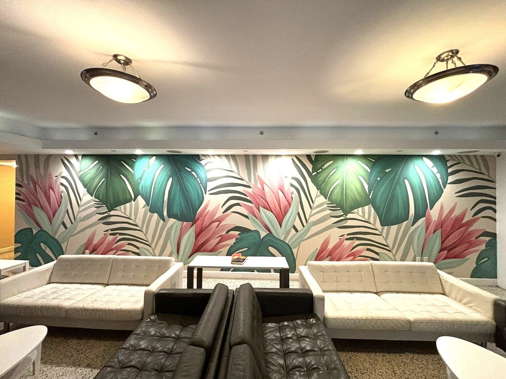 Collins Hotel 20/33
