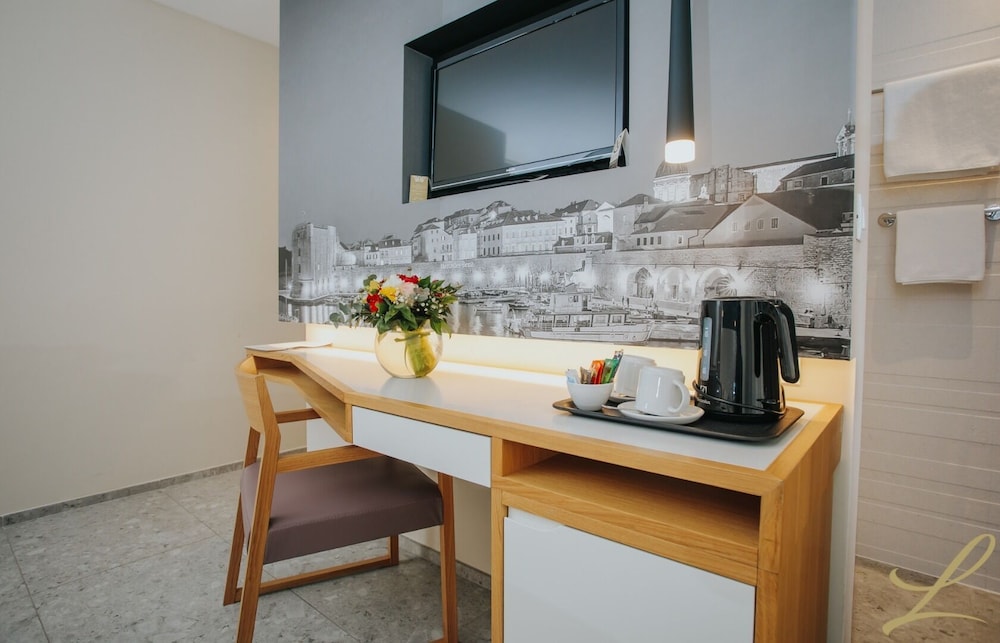 Lero Hotel 70/82