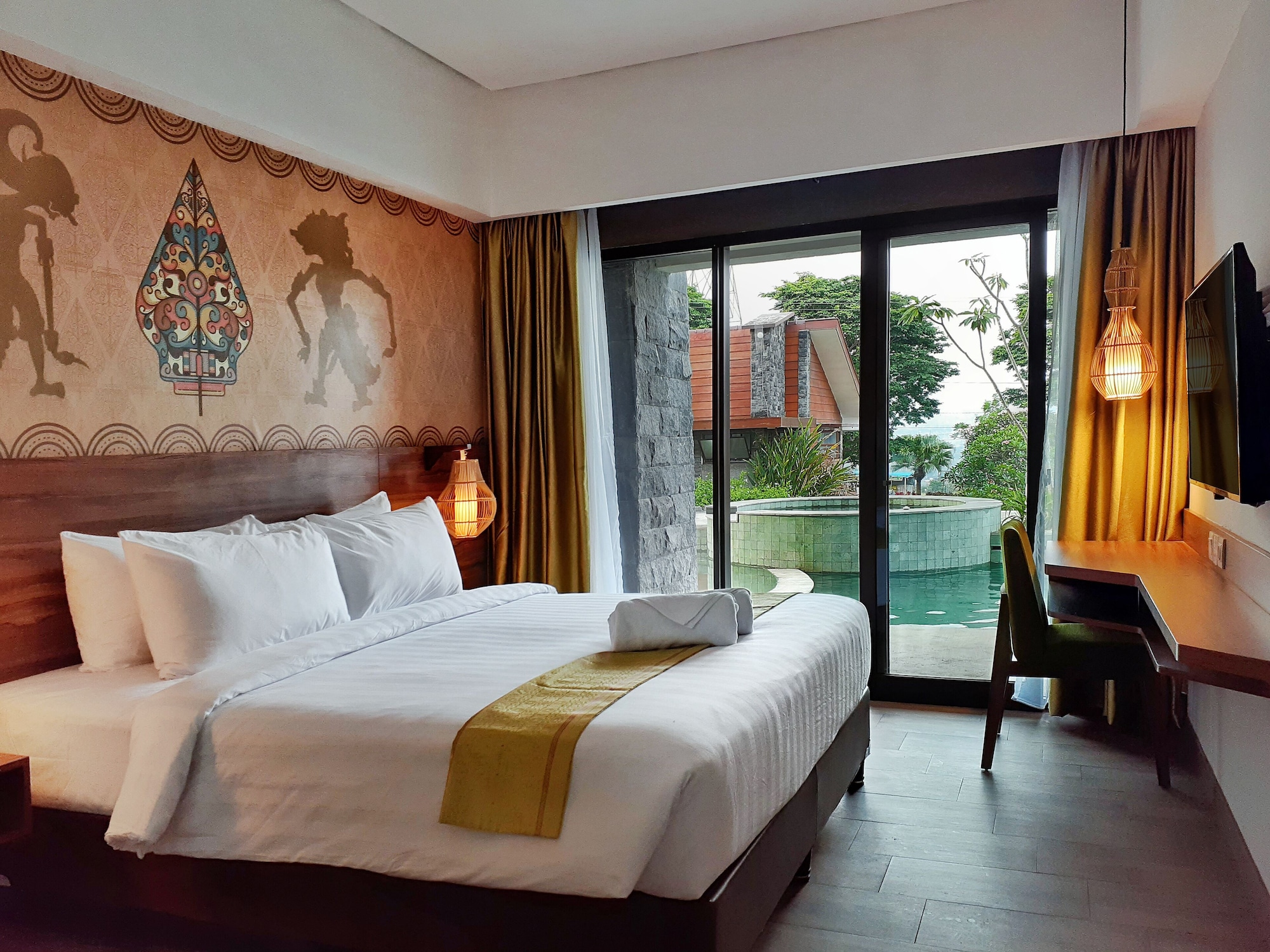Superior, King Bed, Pool Access