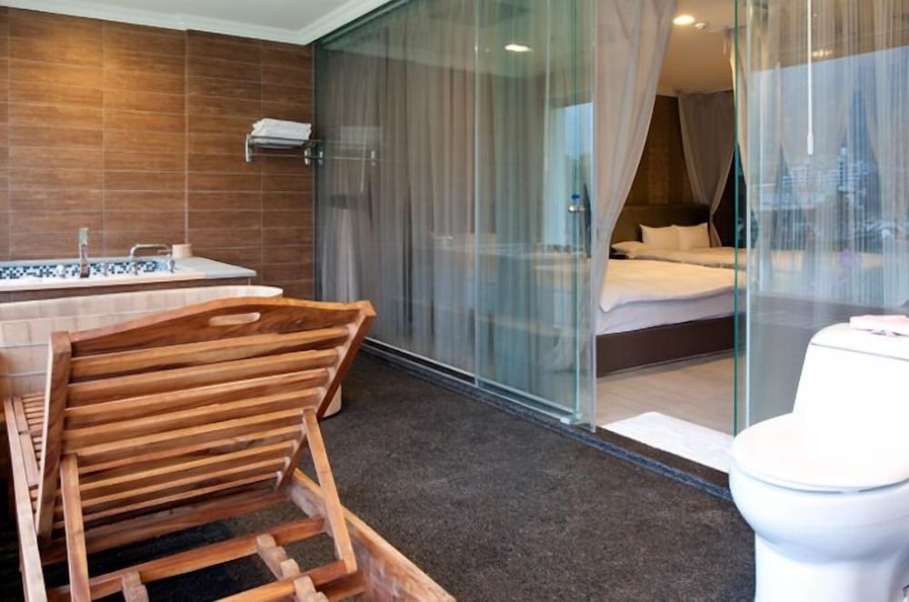 Lakeside Resort Hotel 26/50