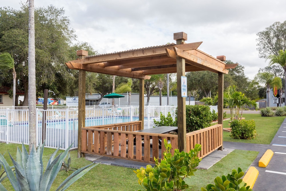 Super 8 By Wyndham Sarasota Near Siesta Key 6/29