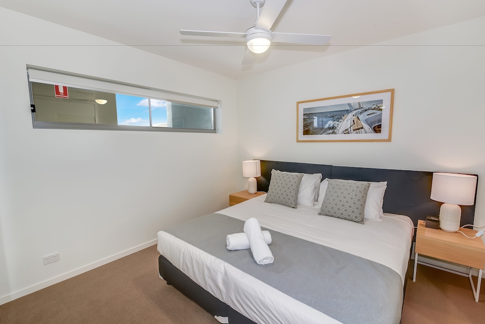 1 BEDROOM, STANDARD, DOUBLE OR TWIN BED, LAKE VIEW
