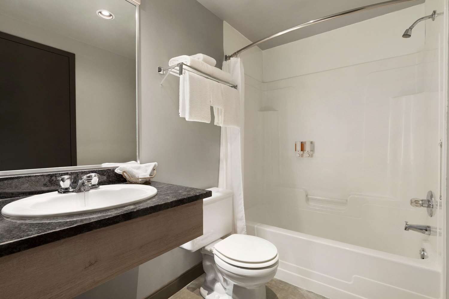 Travelodge By Wyndham Alma 49/50