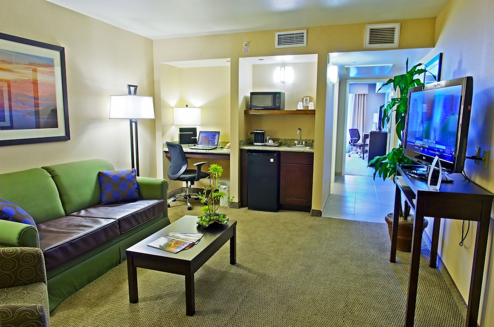 Holiday Inn & Suites Phoenix Airport 46/79