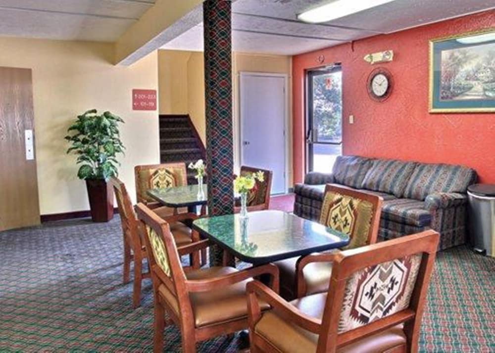 Econo Lodge Lansing Leavenworth 20/26